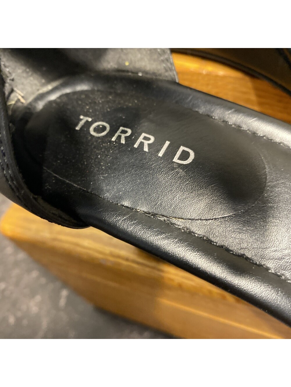 Torrid Wedge Sandals 10.5W Black Strap Womens Wide - Picture 3 of 9
